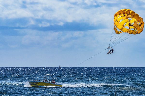 Perry, William 아티스트의 Two people parasailing-Fort Lauderdale-Florida작품입니다.